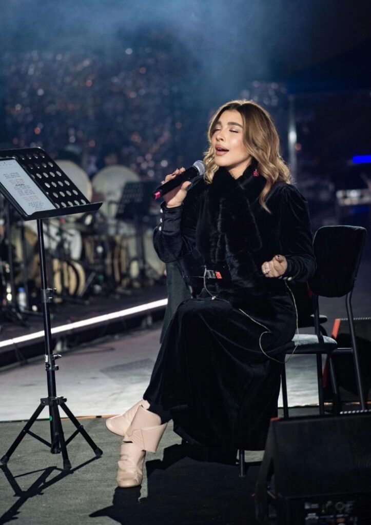 أصالة نصري مع فرقتها الموسيقية خلال بروفات حفل شتاء طنطورة.