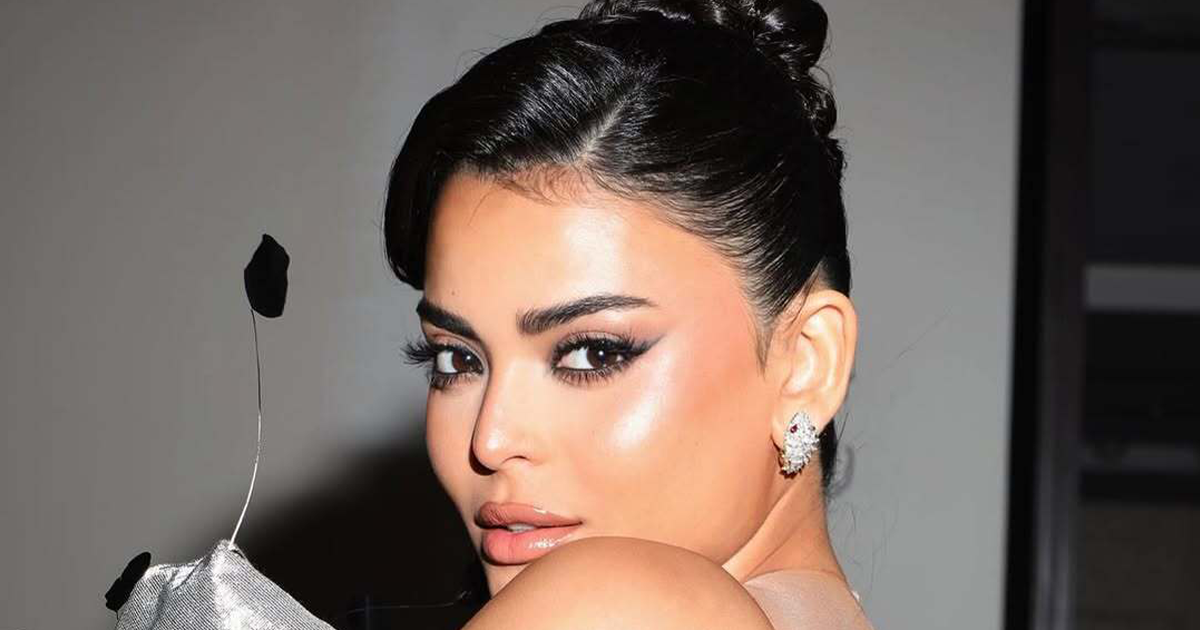 "الكاجوال" العصري يميز إطلالة أسماء جلال في عرض "إن غاب القط"