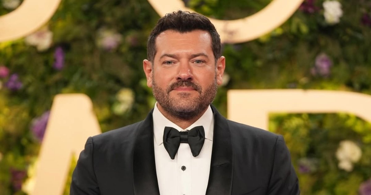 عمرو يوسف محامي فاسد ويظهر بـ«العكاز» في الصور الأولى من مسلسل "الفرنساوي"