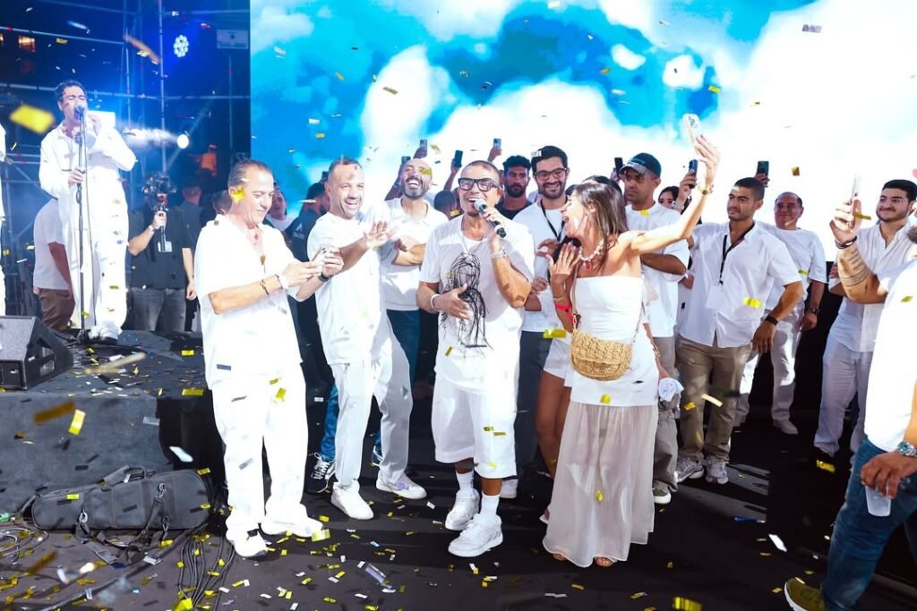 عمرو دياب خلال حفله الأخير في بيروت