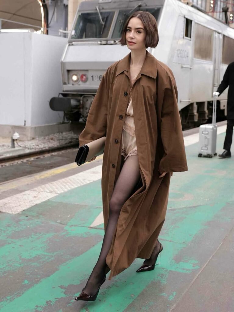 إطلالة ليلي كولينز بأزياء Saint Laurent في باريس