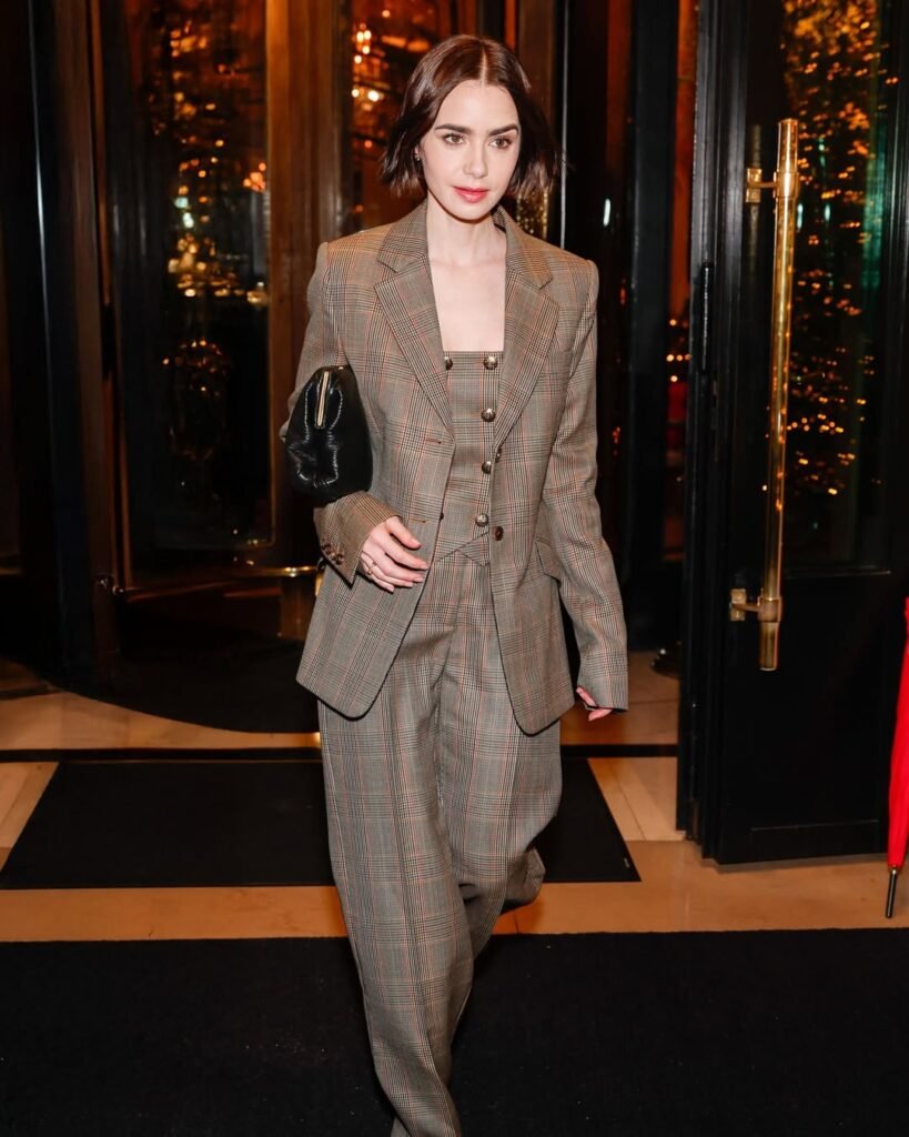 ليلي كولينز ببدلة عصرية من Alexander McQueen