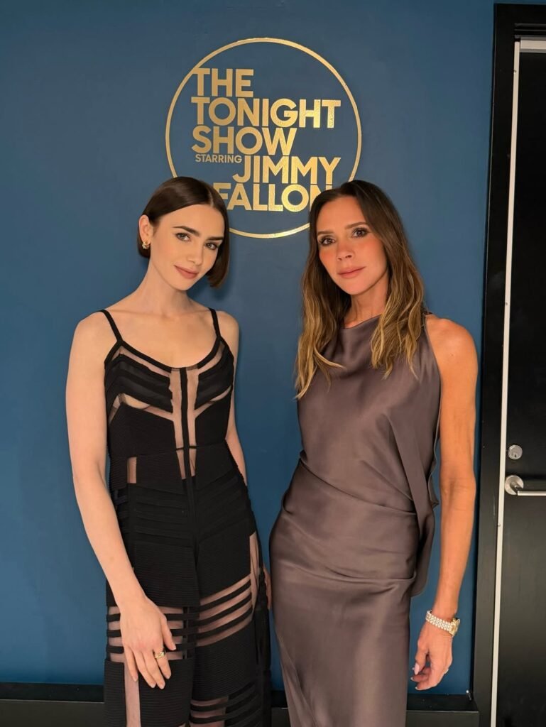 إطلالة ليلي كولينز بفستان أسود من Fendi