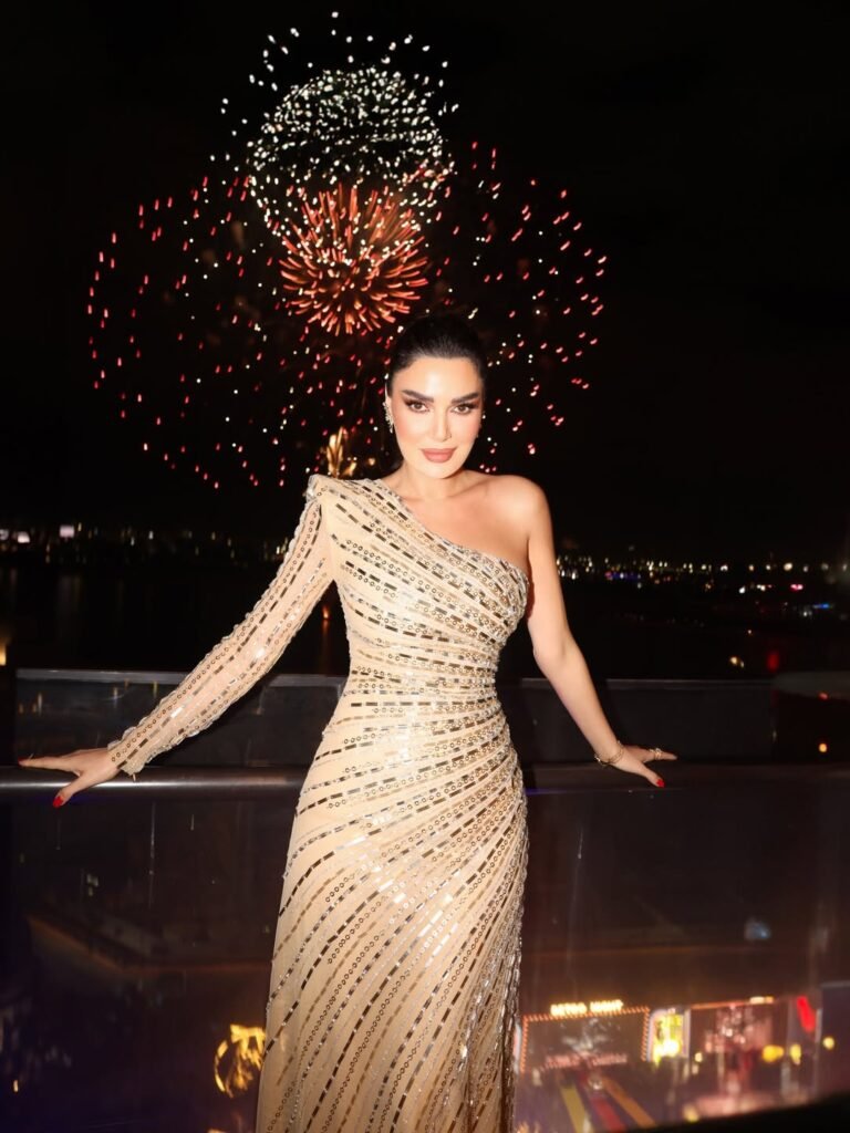 إطلالة سيرين عبد النور بفستان ذهبي في حفل رأس السنة بدبي