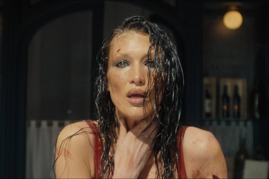 بيلا حديد في لقطة مشوقة من كواليس مسلسلها الجديد The Beauty.