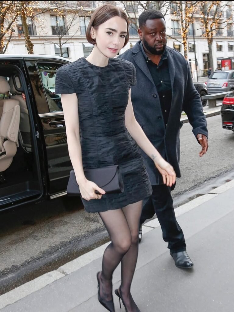 ليلي كولينز بفستان أسود قصير من Patou