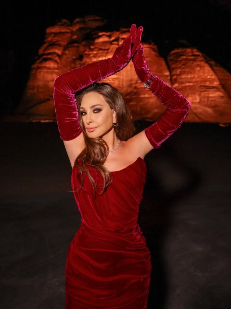 إليسا على مسرح قاعة مرايا في العلا