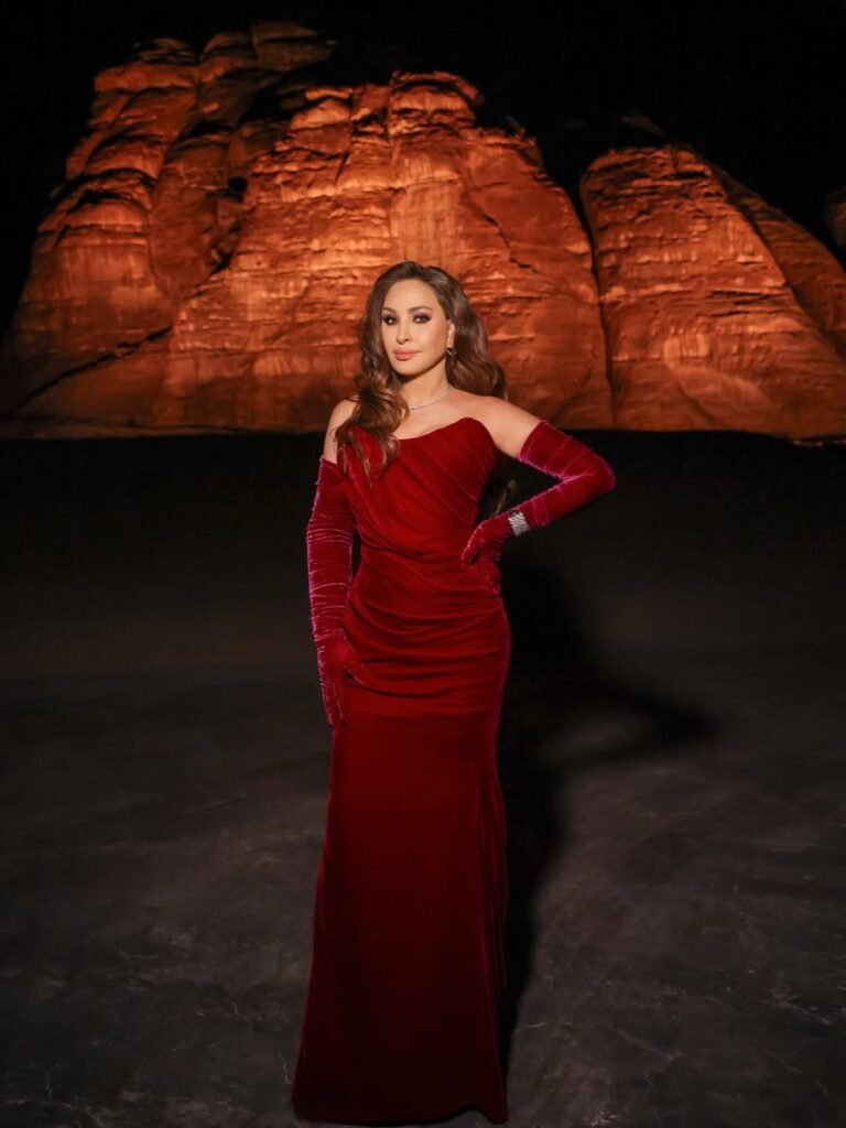 إليسا بفستان مخملي أحمر خلال حفل العلا