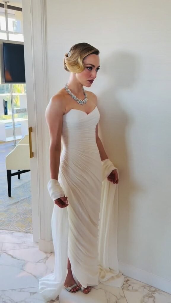 إطلالة أماندا سيفريد بفستان أبيض من Versace