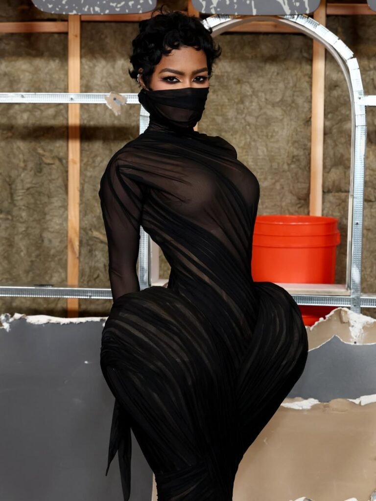 فستان تيانا تايلور من تصميم محمد آشي في العرض الأول لفيلم The Rip