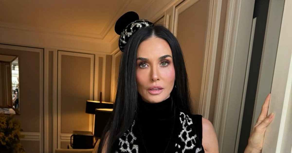 ديمي مور تخطف الأنظار في عرض أزياء Schiaparelli بأسبوع الموضة في باريس