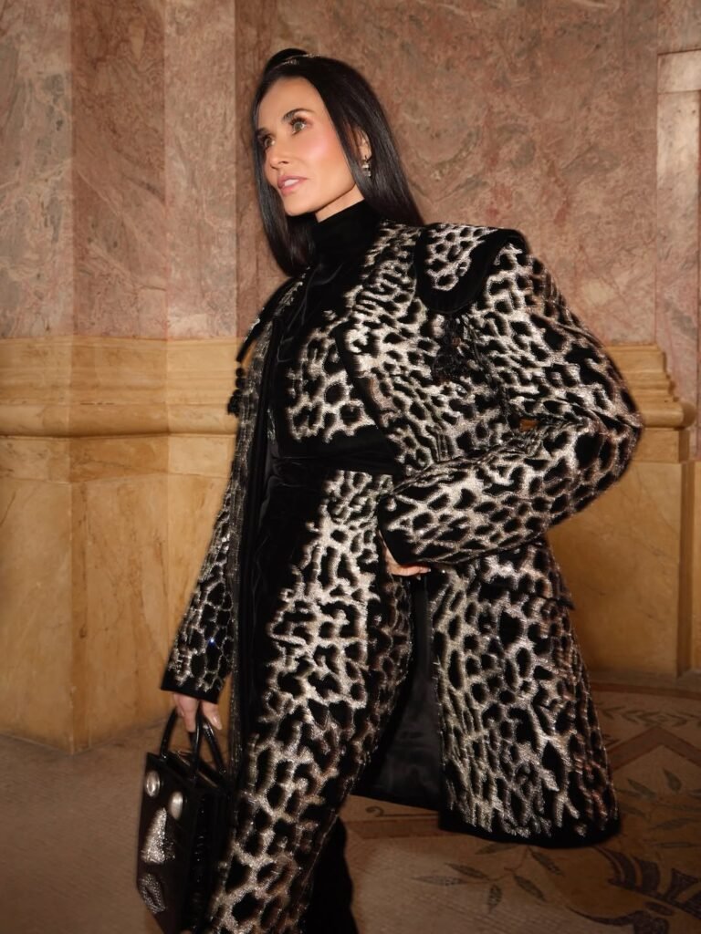 ديمي مور بإطلالة طبعة الفهد في عرض أزياء سكياباريلي بباريس.