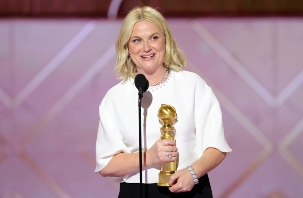 إيمي بولر تتسلم جائزة أفضل بودكاست في حفل غولدن غلوب.