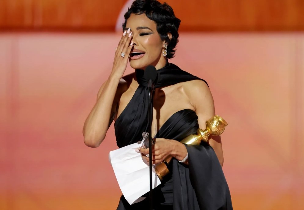 تيانا تايلور تحتفل بجائزة أفضل ممثلة مساعدة في حفل Golden Globes.