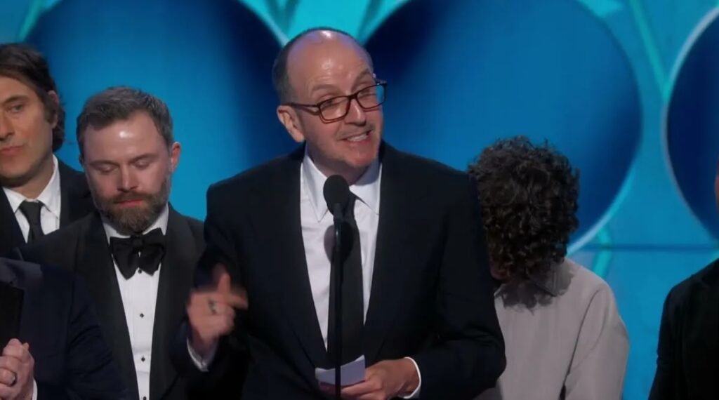 صناع مسلسل Adolescence خلال تسلم جائزة غولدن غلوب 2026.