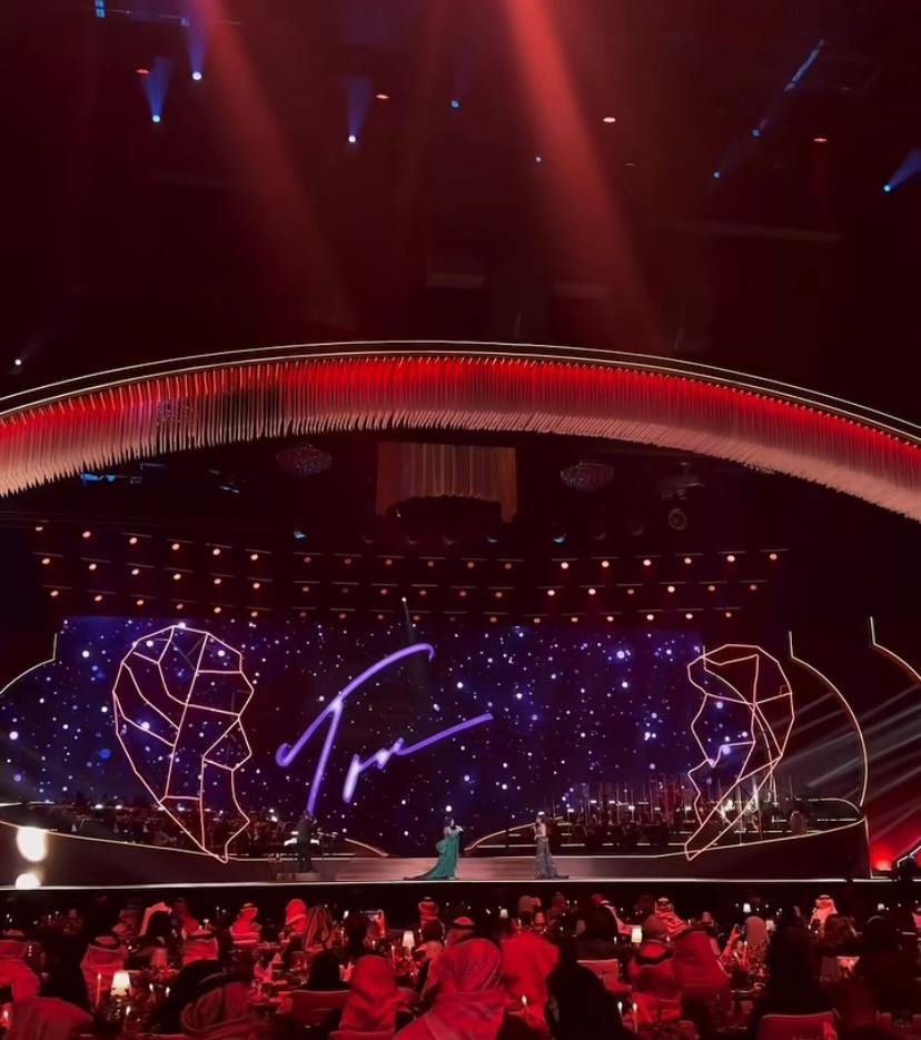 أنغام تغني مع النجمة العالمية توني براكستون في الرياض.