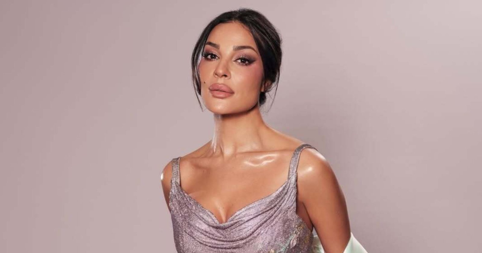 بلمسة من الفخامة والرقي.. نادين نجيم تتألق في حفل «JOY AWARDS»