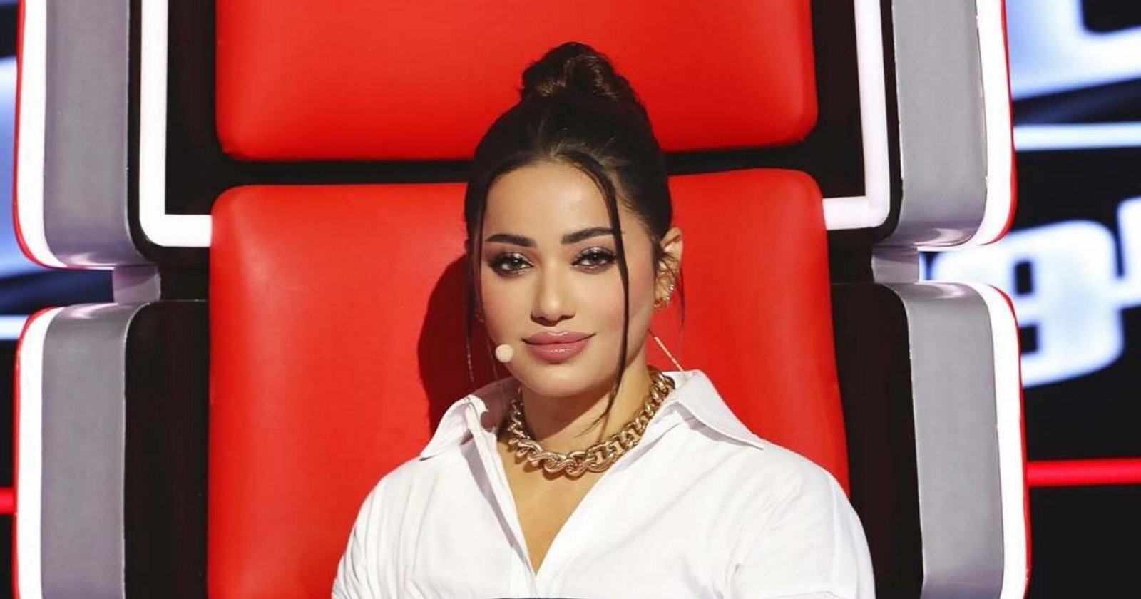تنسيق متقن وأناقة لافتة: كيف تألقت رحمة رياض في عروض «The Voice» بأزيائها؟ 