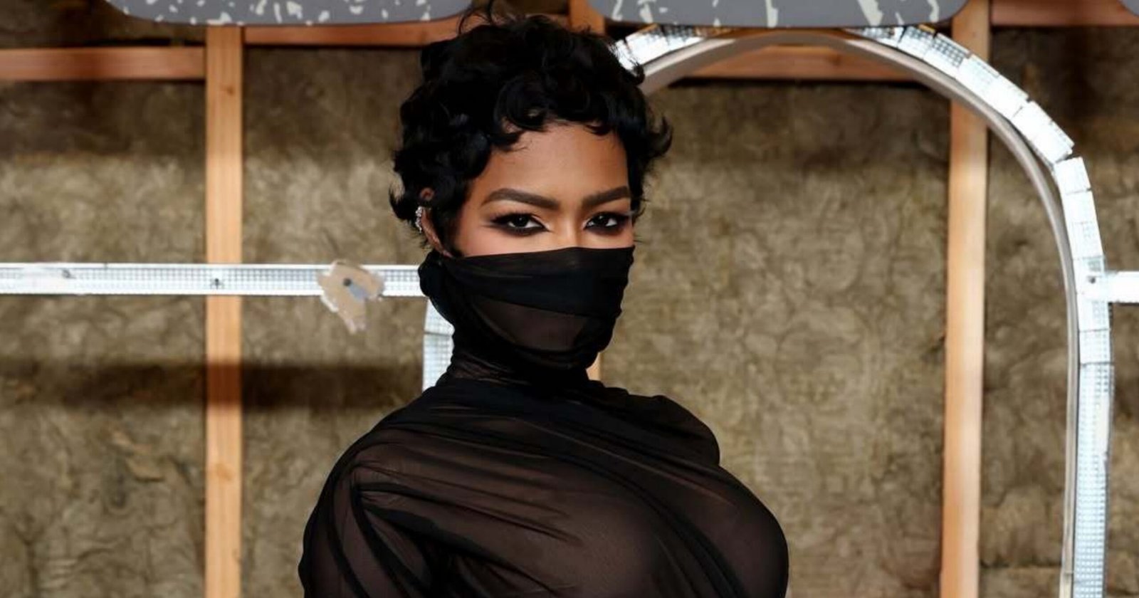 تيانا تايلور تسرق الأضواء في عرض «The Rip» بإطلالة من توقيع محمد آشي