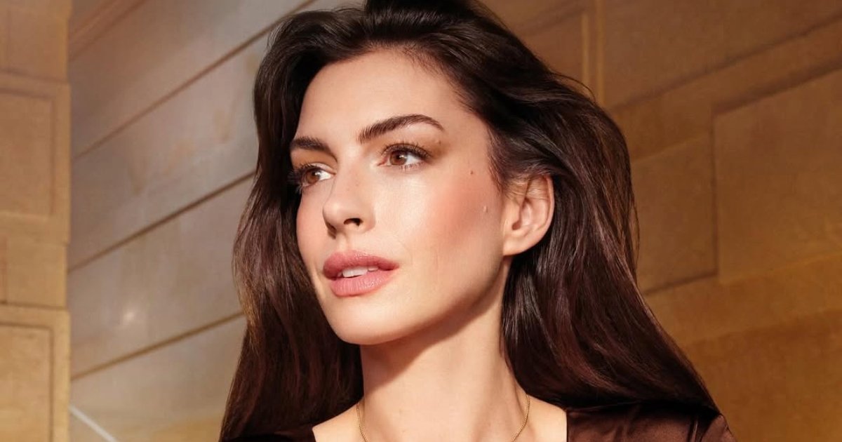 بفستان عصري جريء.. آن هاثاواي تتألق في عرض أزياء رالف لورين في نيويورك