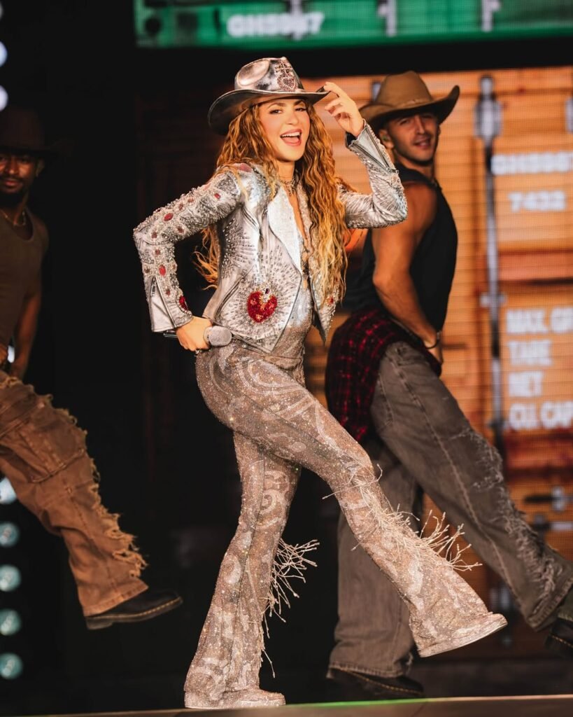 شاكيرا بملابس الأداء الفني من جولتها العالمية الأخيرة