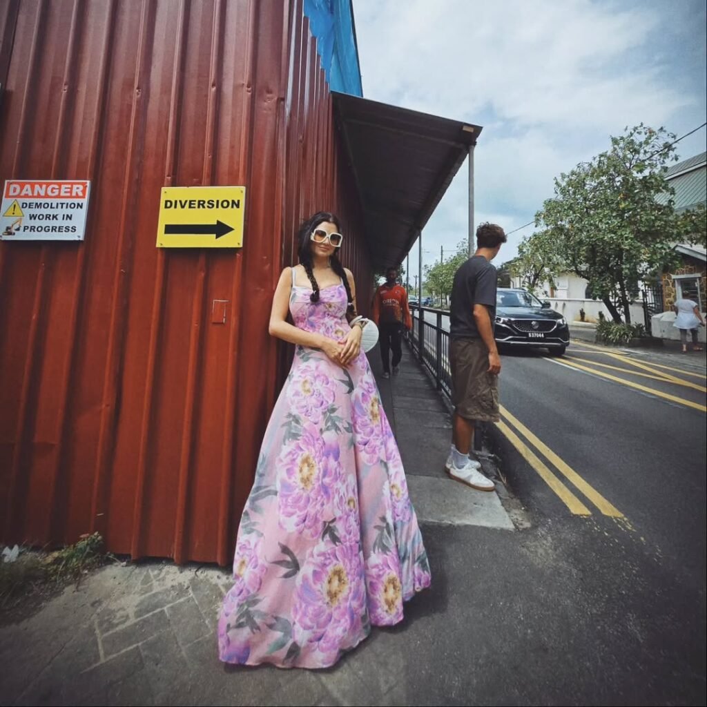 مي عمر بفستان صيفي منقوش بالورود