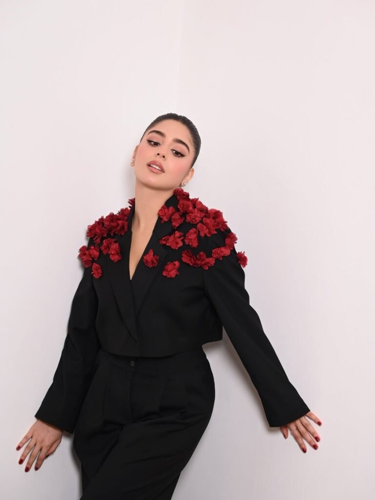 مايان السيد ببدلة عصرية سوداء مزينة بورود حمراء