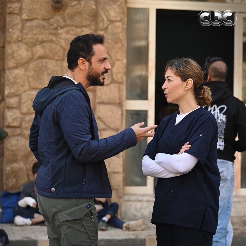 منة شلبي والمخرج بيتر ميمي في كواليس مسلسل صحاب الأرض