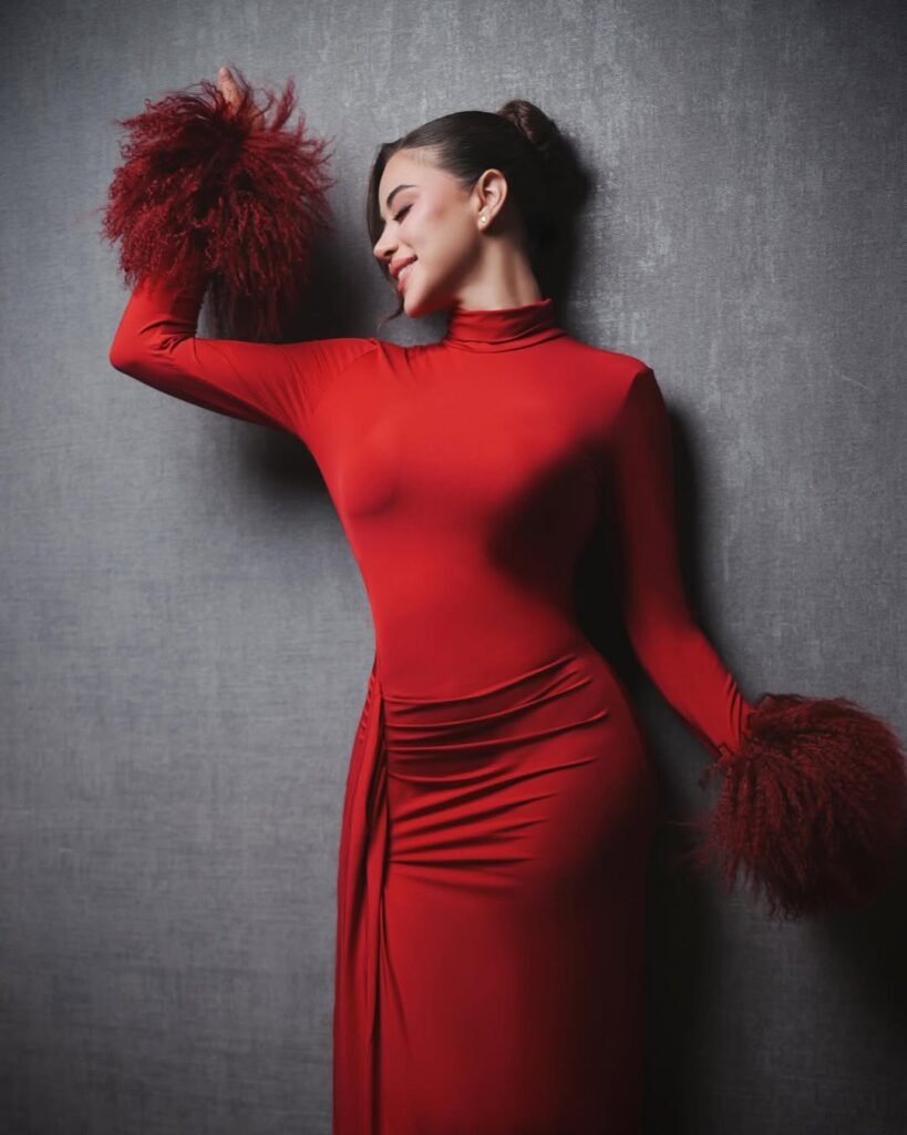 يارا السكري بفستان أحمر ضيق مزين بالريش