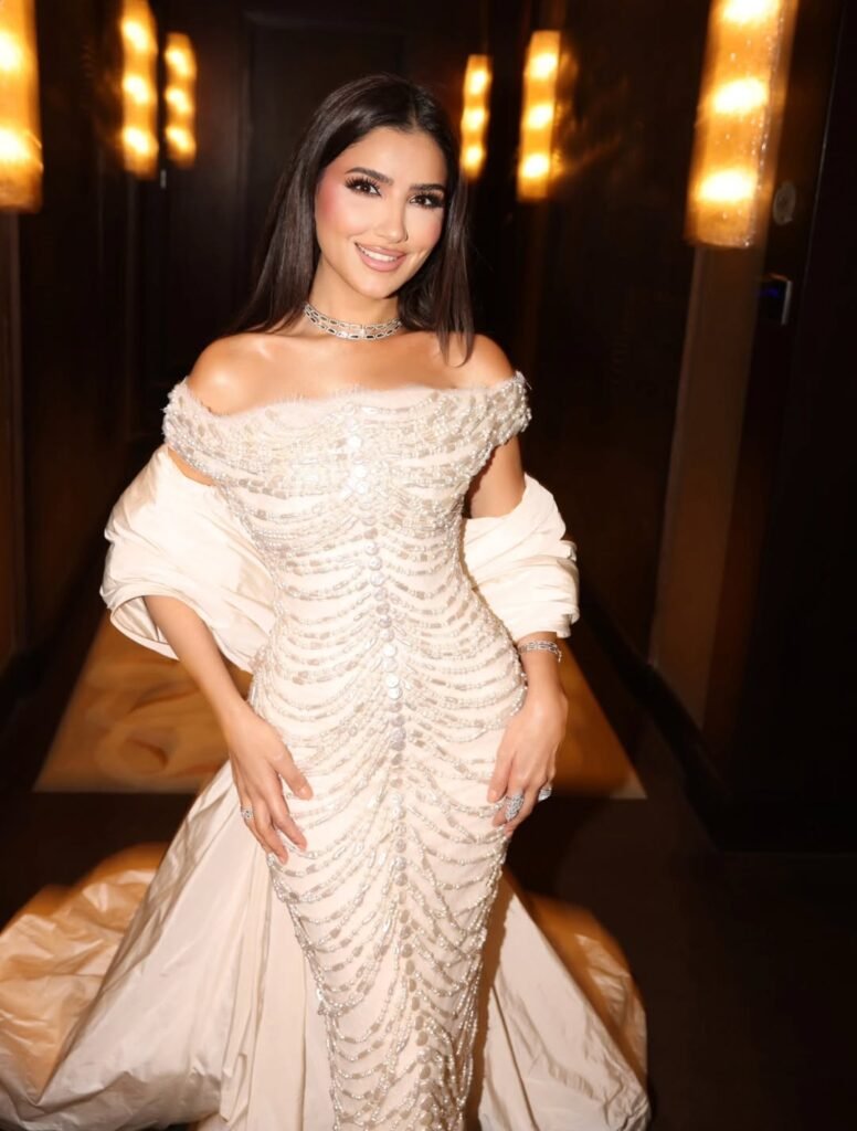 مي عمر بفستان عاجي في حفل Joy Awards