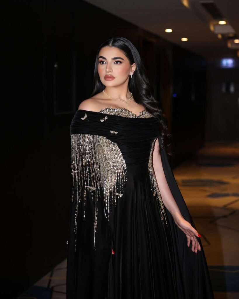 لقطة فنية للمطربة مهى فتوني تعكس أداءها الدرامي والشعبي