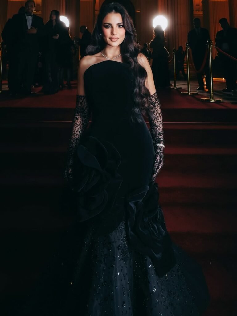 درة زروق بفستان أسود مخملي من أنطوان قارح في رمضان بريمير