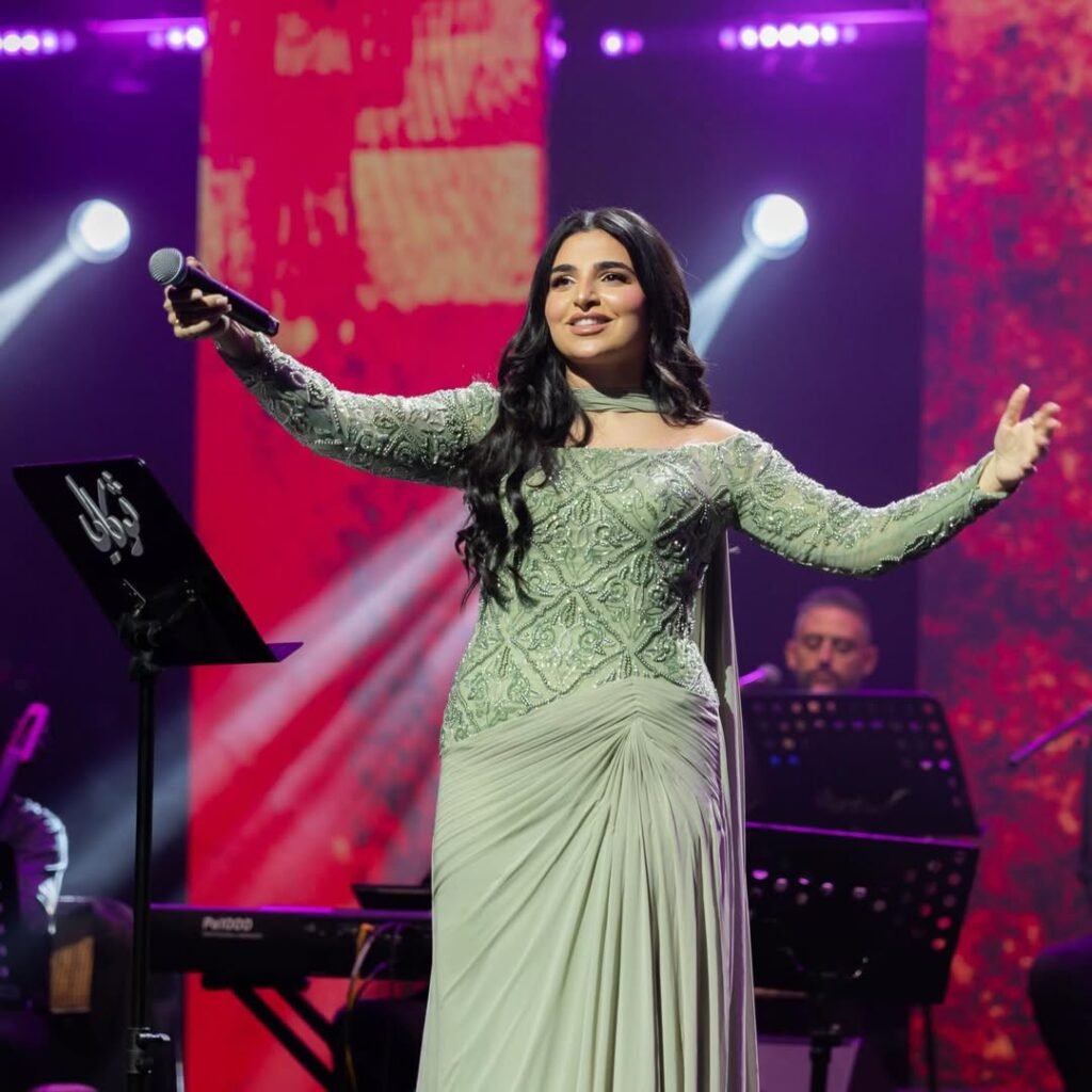 الفنانة مهى فتوني بإطلالة رسمية