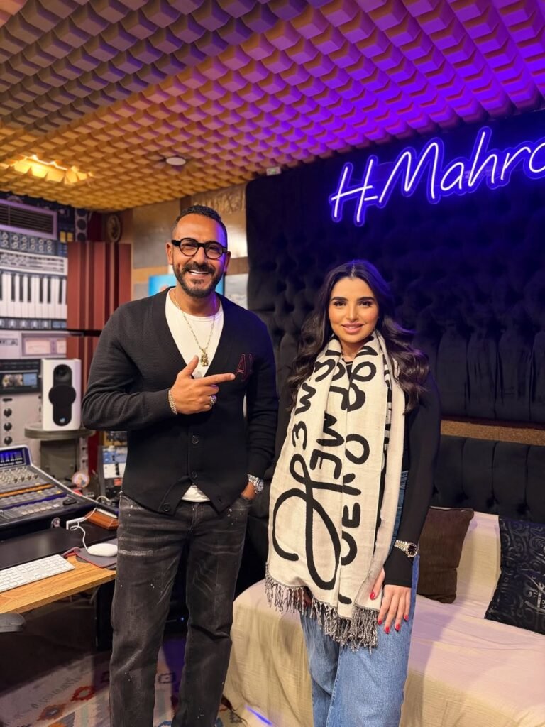 مهى فتوني مع المنتج هاني محروس خلال كواليس تسجيل الأغاني