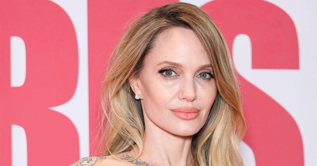 بإطلالة جذابة من Givenchy.. أنجلينا جولي تحتفل بعرض فيلمها «Couture» في باريس