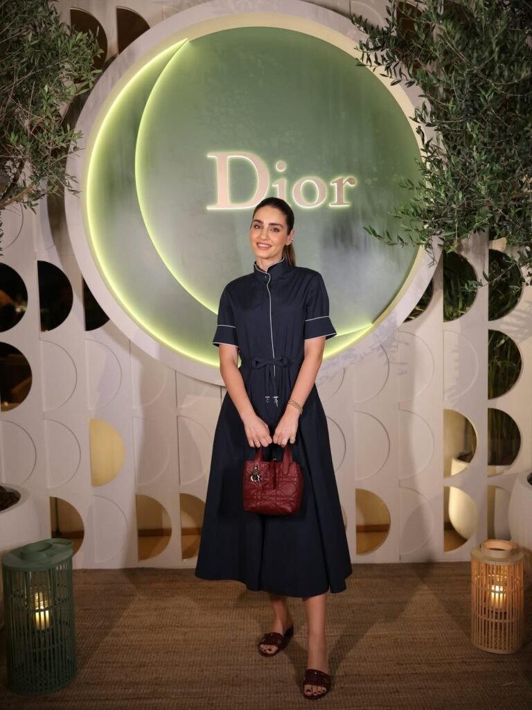 إيميه صياح بفستان كحلي أنيق في سهرة ديور الرمضانية