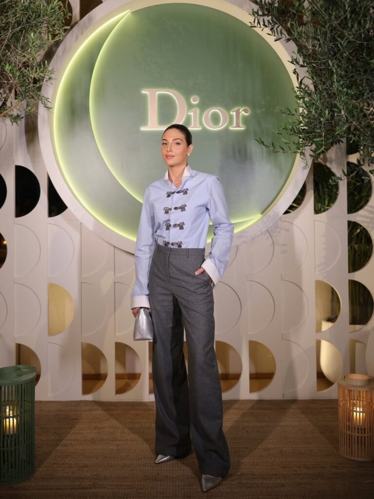إطلالة رزان جمال بقميص سماوي وسروال رمادي من ديور 2026