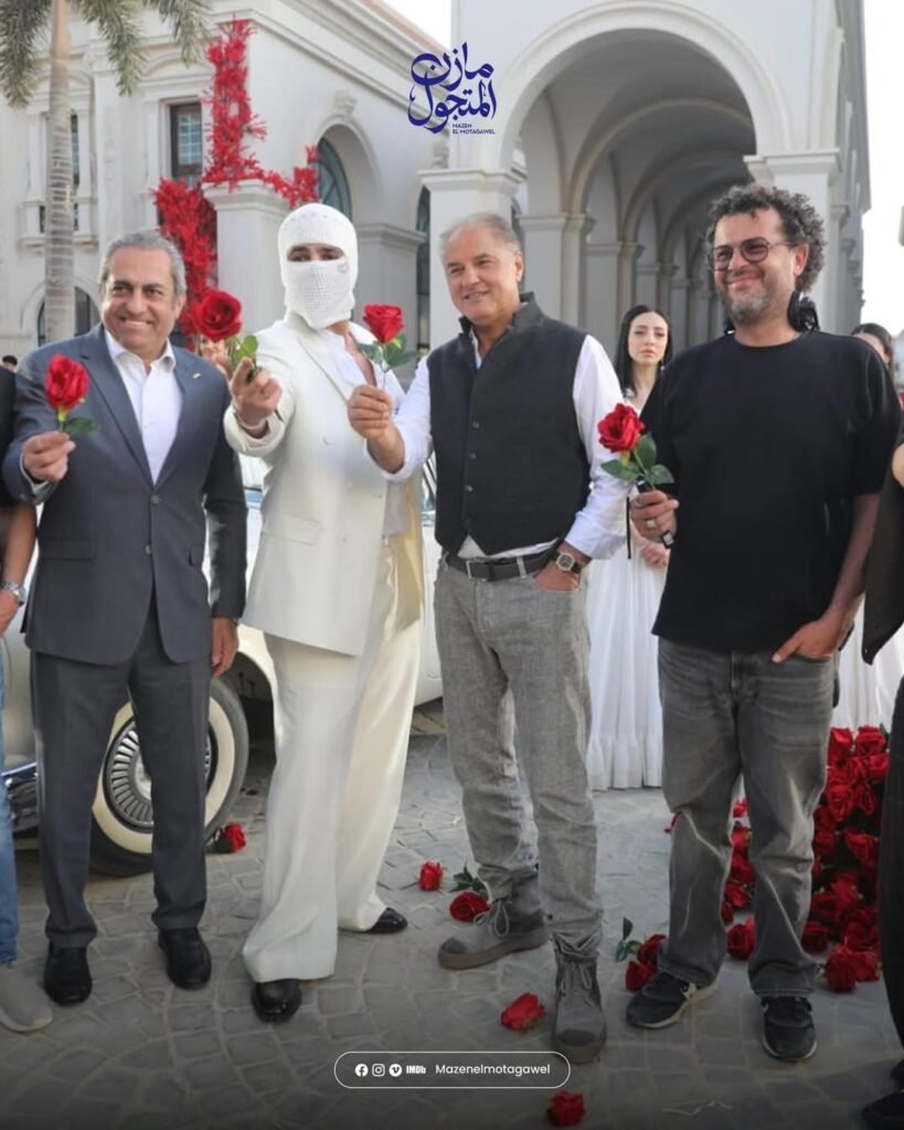 المطرب المقنع توو ليت في أول ظهور إعلاني له