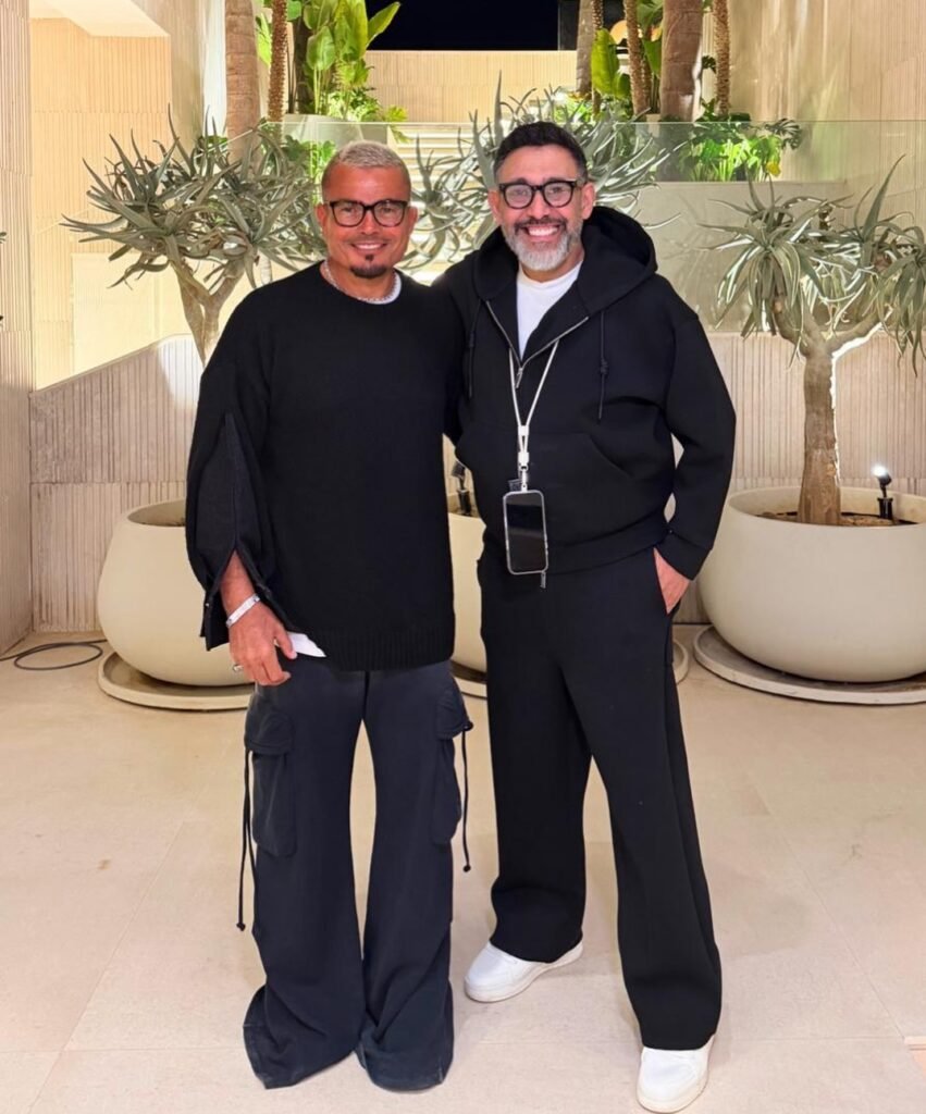 عمرو دياب وعمرو مصطفى خلال الاحتفال بنجاح الأغنية