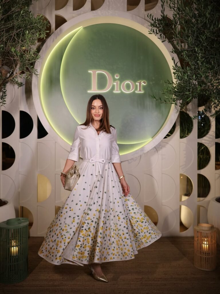 كارن وازن بفستان أبيض بنقوش الزهور في سحور Dior