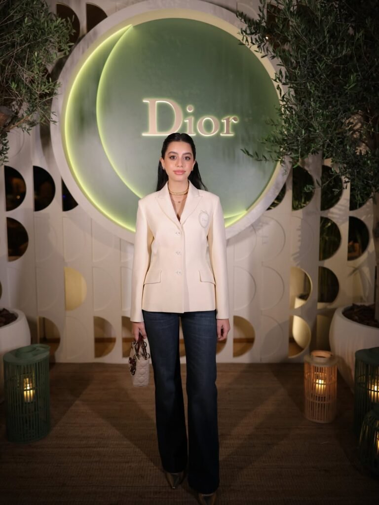 ياسمينا العبد ببليزر عاجي وسروال دنيم في حفل ديور