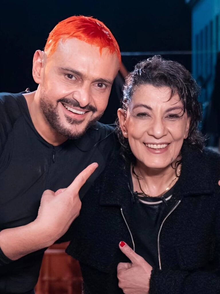 رامز جلال مع الفنانة سماح أنور في كواليس برنامج رامز ليفل الوحش