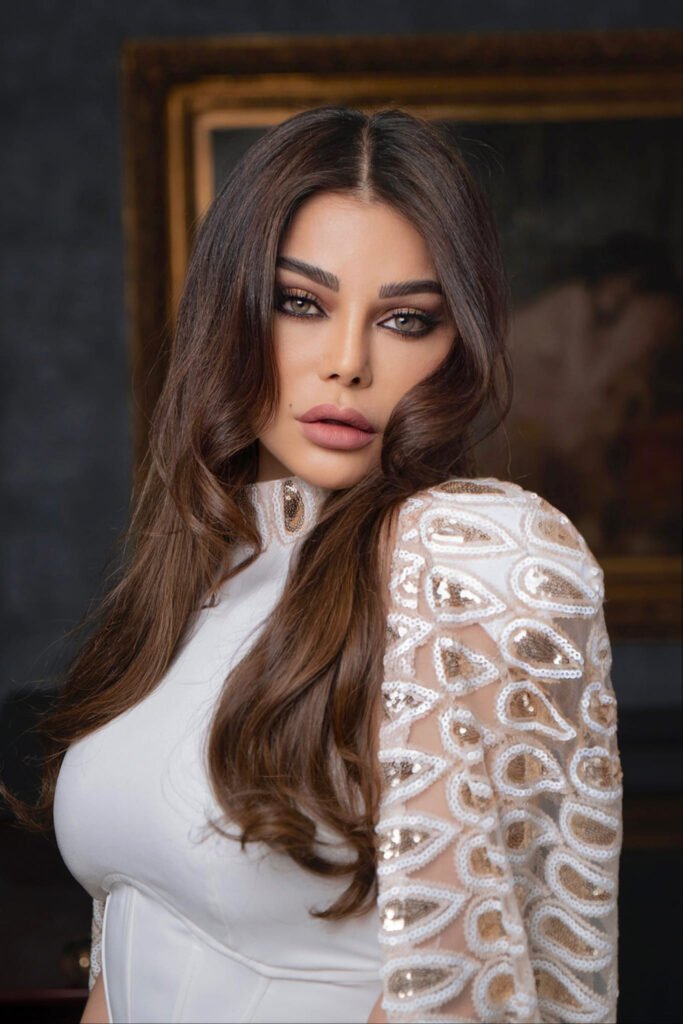 الفنانة هيفاء وهبي وتطورات أزمتها مع نقابة الموسيقيين في مصر.