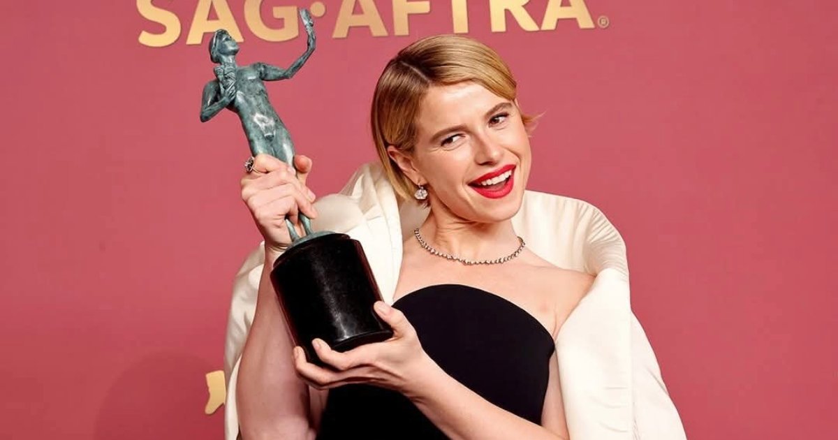 جيسي باكلي تحصد جائزة «2026 Actor Awards» وتتألق بإطلالة ساحرة