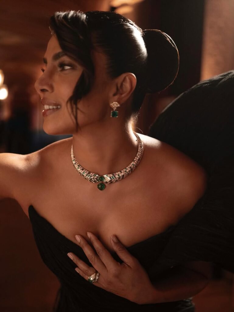 عقد ماسي مرصع بالزمرد ارتدته بريانكا شوبرا في حفل بولغري بميلانو.