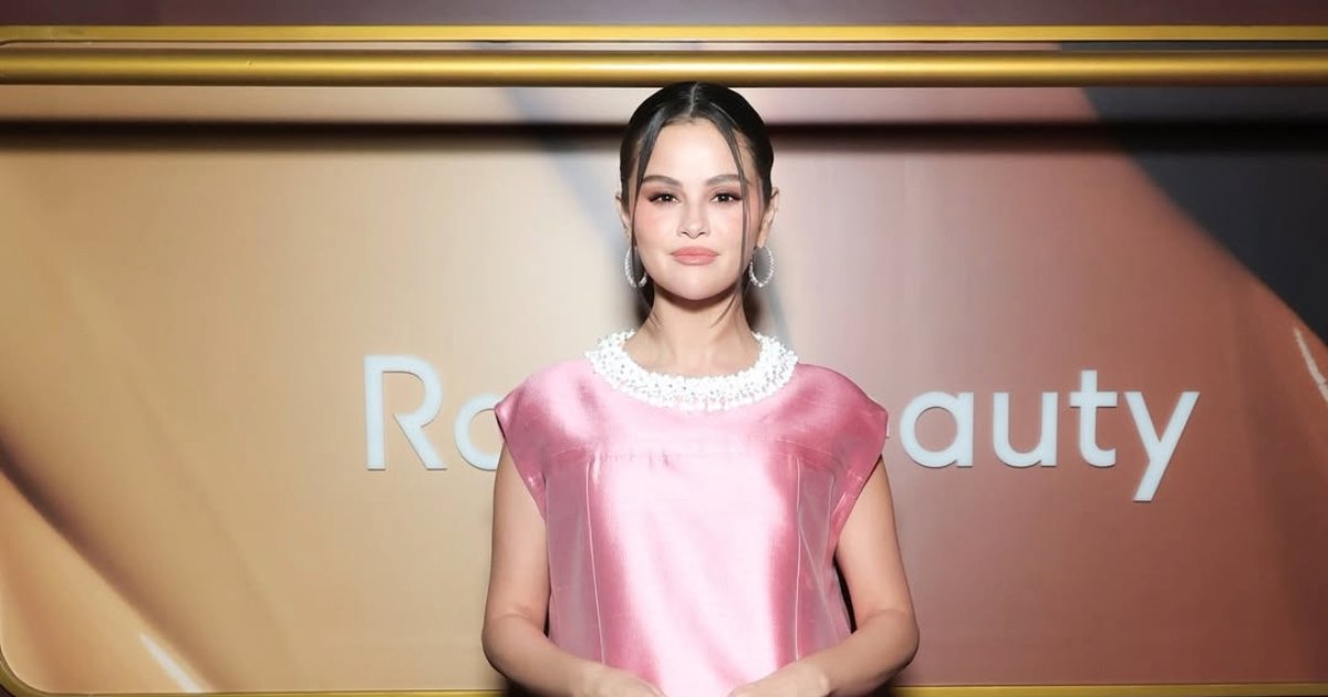 مستوحاة من موضة الستينيات.. سيلينا غوميز تحتفل بأحدث منتجاتها بإطلالة من Prada