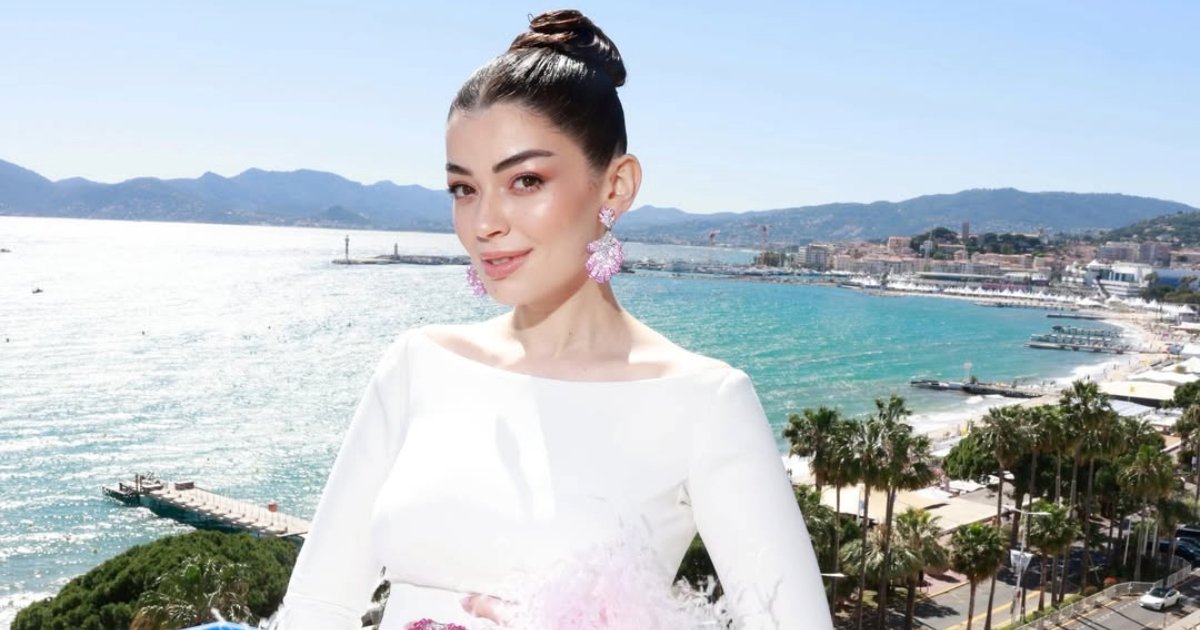 بأناقة لافتة.. ليلى زاهر بفستان من رامي قاضي ومجوهرات من Chopard في مهرجان كان