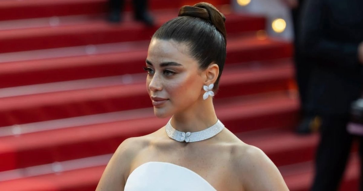 بالأبيض الملكي.. يارا السكري تتألق في أولى خطواتها في مهرجان كان السينمائي