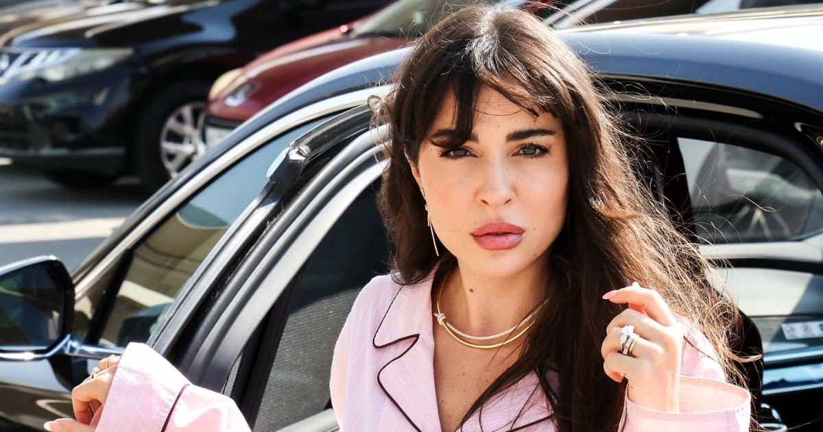 سارة أبي كنعان تستعرض حملها بإطلالة شبابية أنيقة في أحدث ظهور