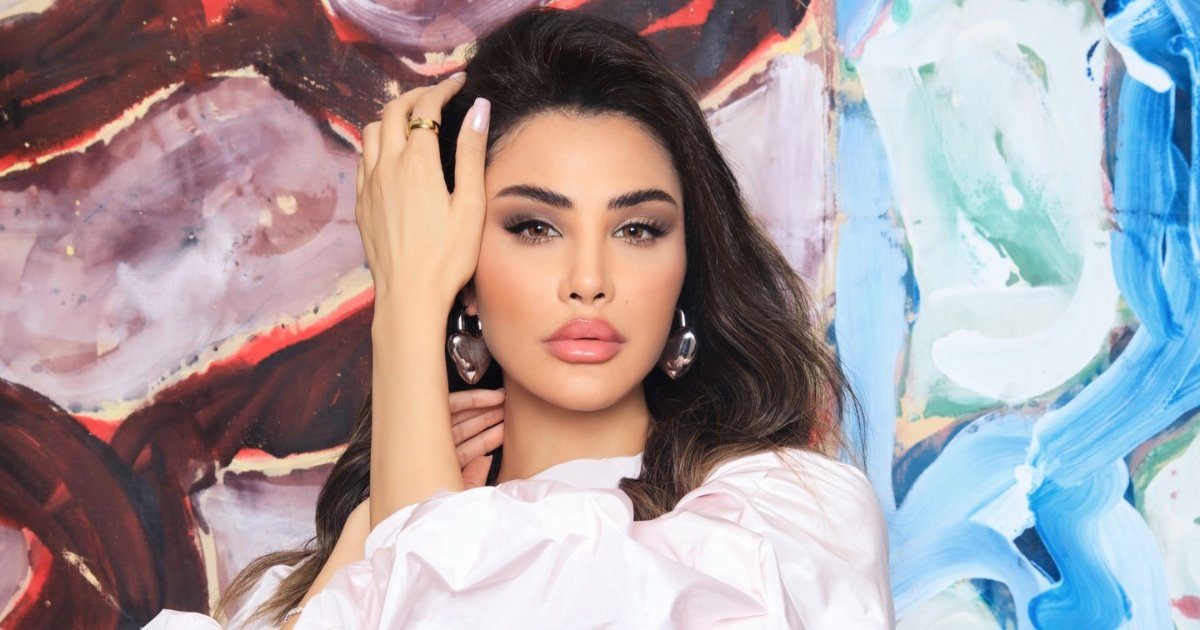 في عرض أزياء ستيفان رولاند.. أميمة طالب تحيي ذكرى داليدا بـ«حلوة يا بلدي»